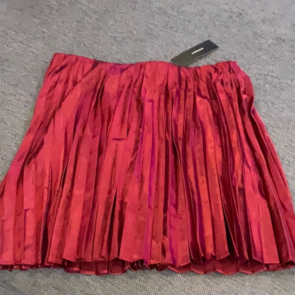 BNWT Lulus Satin Pleated skirt